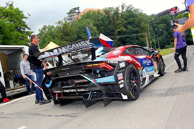 Jiří Mičánek se opět představí divákům v Náměšti nad Oslavou s Lamborghini Huracan Super Tropheo EVO . Po letech, kdy divákům předváděl italské monstrum v rámci doprovodného programu, se tentokrát postaví na startovní čáru plnohodnotného závodu..